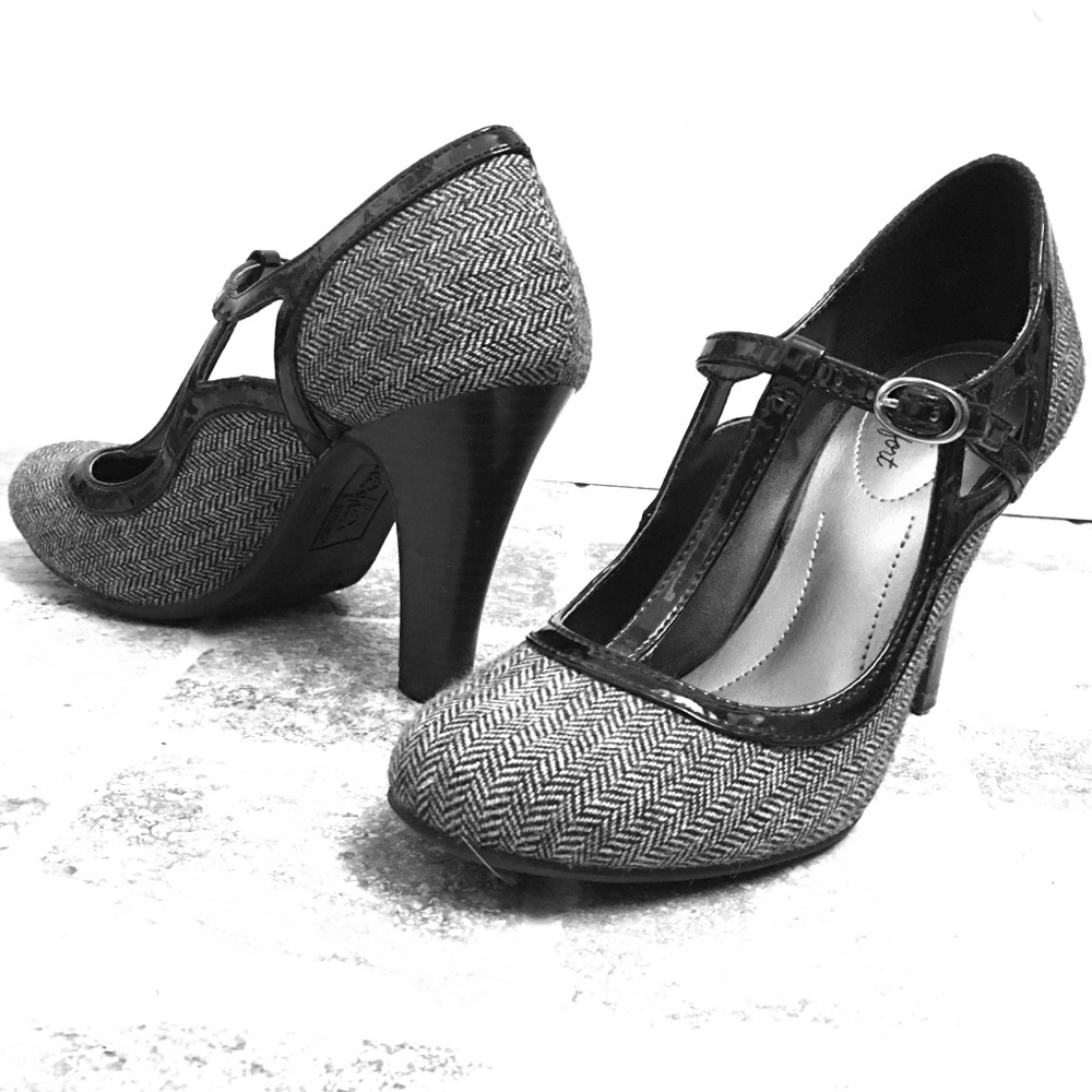 Dexflex tweed T-strap heels. Size 6.